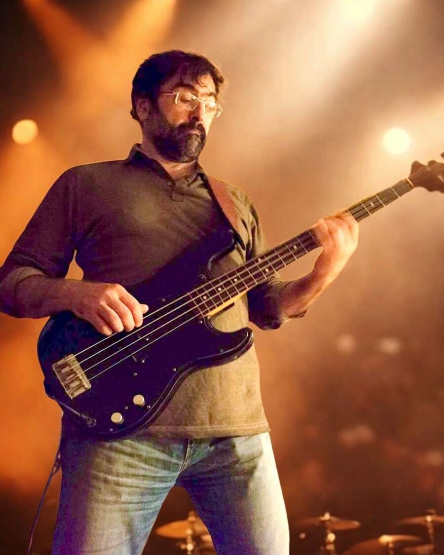 Massimo ManiFè suona il basso dal vivo