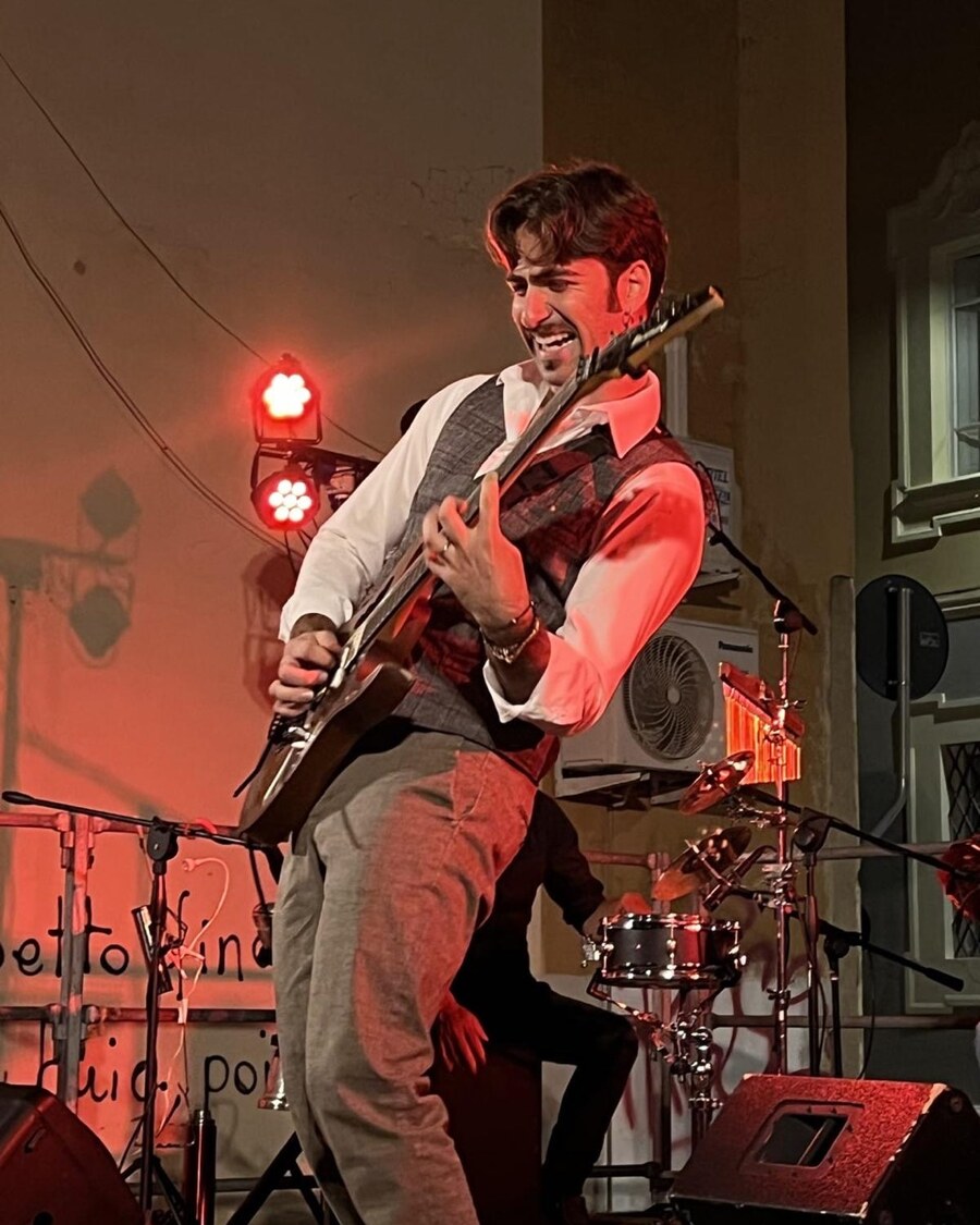 Tommy Iorusso suona la chitarra dal vivo