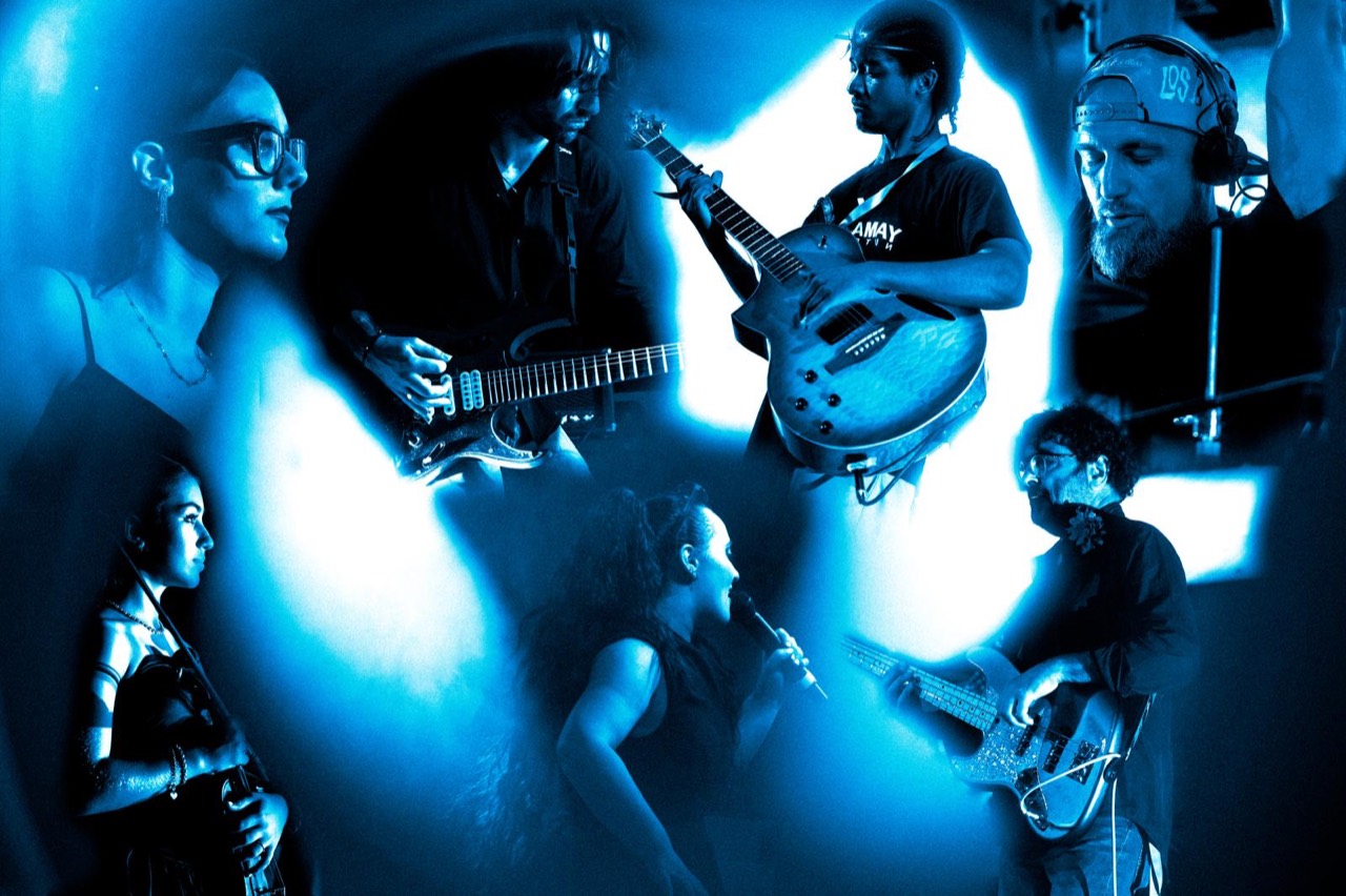 L'insieme dei musicisti e delle cantanti di Colori in una composizione blu